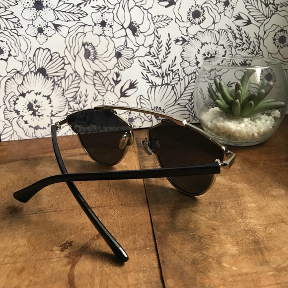 Tri-colored lens sunglasses with case - Picture 5 of 7